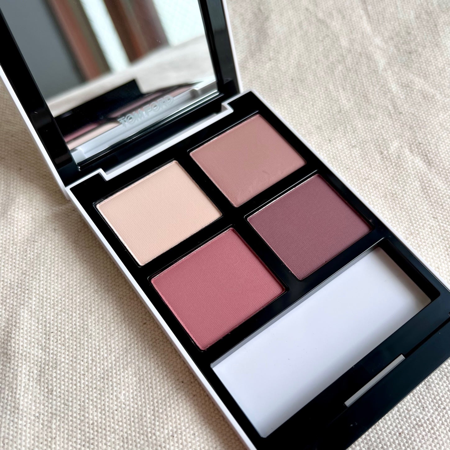 マットな赤みローズ！トムフォードの限定色 ローズティーズ | AKANEの