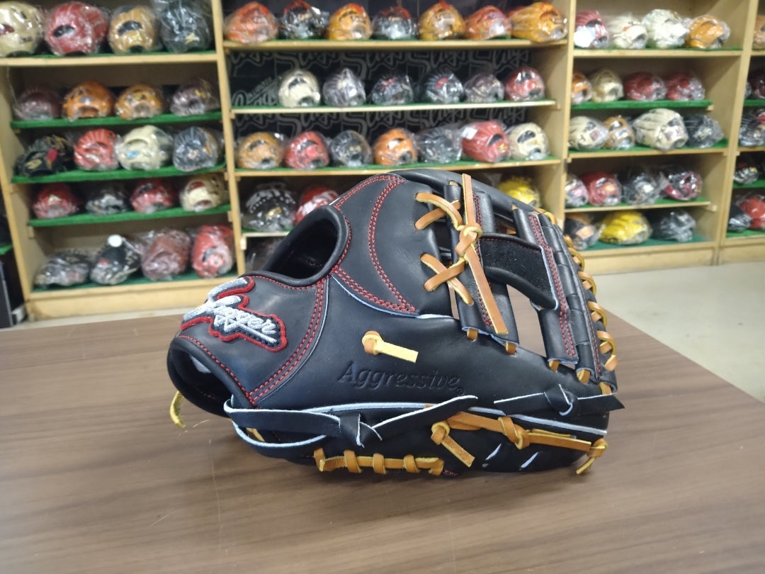 なめらかな手触りのキップレザー 久保田スラッガー限定 硬式グローブ