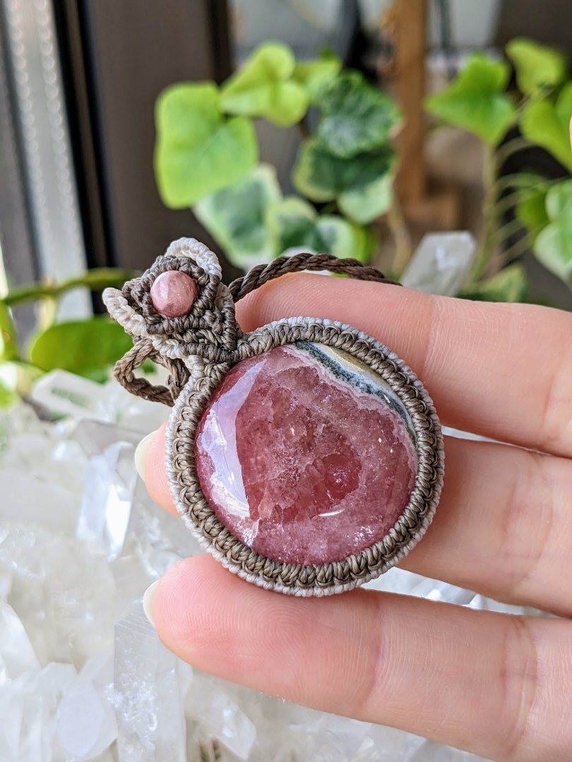 ☆インカローズ(ロードクロサイト)☆マクラメ編みネックレス