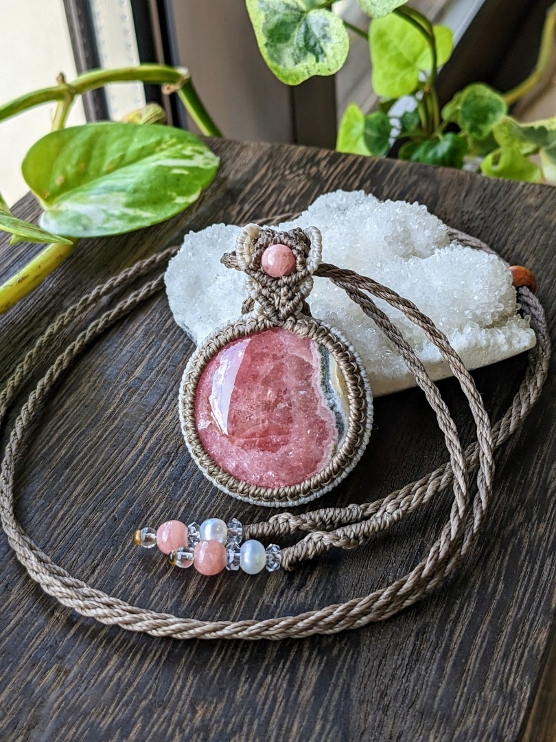 ☆インカローズ(ロードクロサイト)☆マクラメ編みネックレス