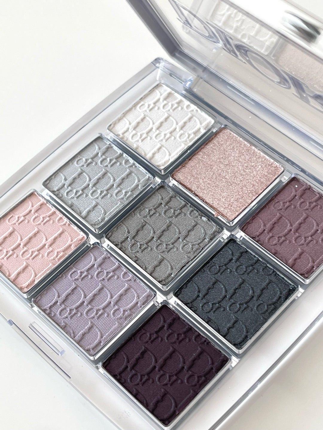 大人気】DIORバックステージ 011 シルバー をつけてみた！ | 50代から