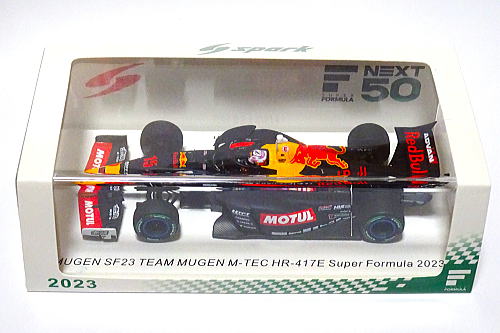 リアム・ローソン選手の 無限SF23 ミニカーにサイン入りケースを合わせ