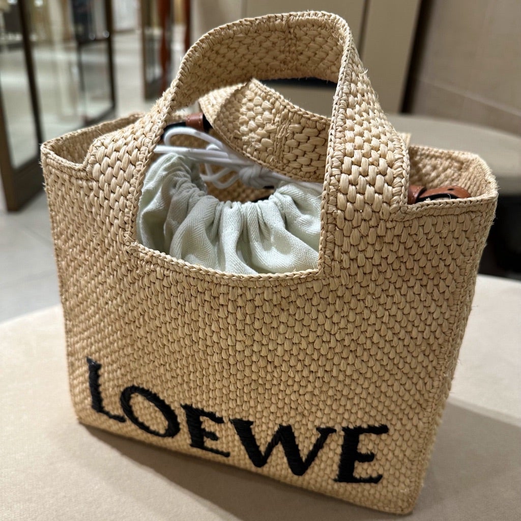 ロエベのかごバッグ〈バスケットバッグ〉のサイズ感と別売りの巾着は