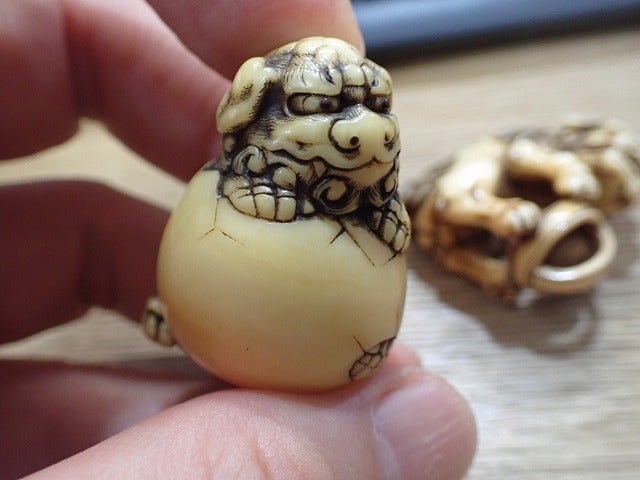 ぞうげ風 蟹と花の彫刻　極上　根付　提げ物　天然素材　アンティーク　置物　鯨歯 ぞうげ風 蟹と花の彫刻 極上 根付 提げ物 天然素材 アンティーク 置物