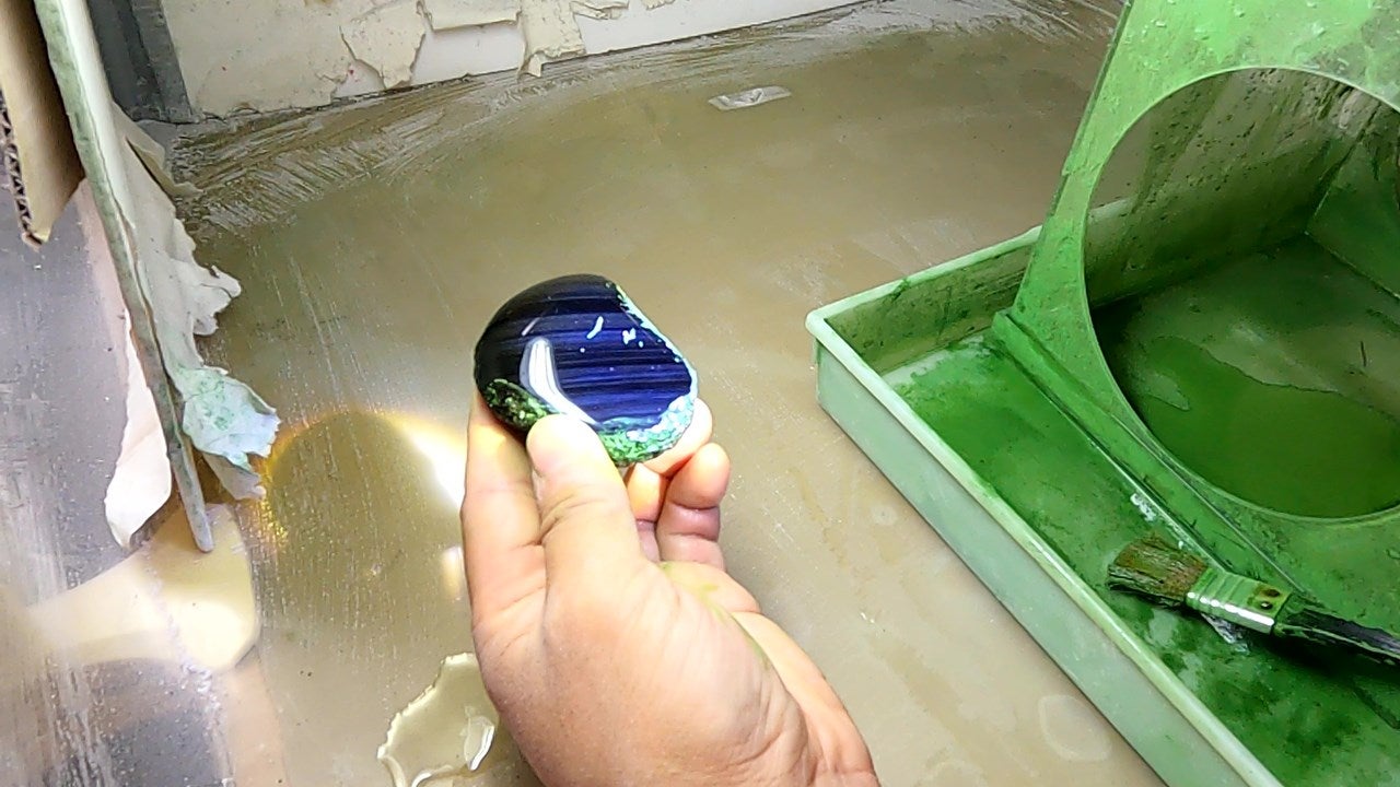 師匠の玲瓏石研磨と、非力な女子の研磨体験 | 帰還せよ