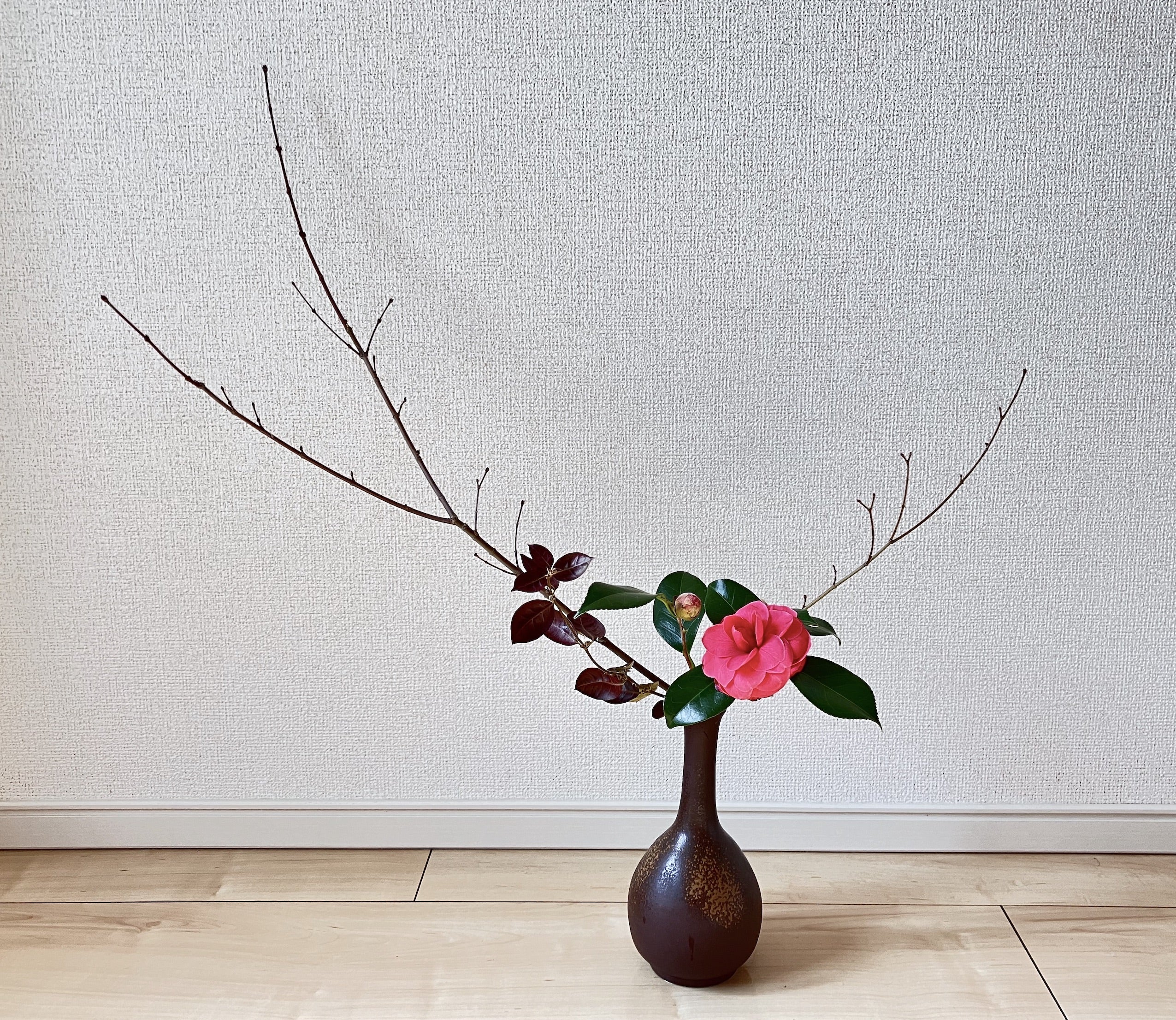 備前焼鶴首花入（桃蹊堂 桃山窯） 椿・紅葉の枝・カズラ | 高橋みさ子