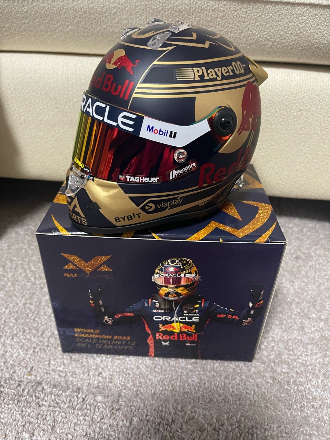 1/2 ヘルメット 2022 M.フェルスタッペン Wチャンピオン2連覇仕様 1/2