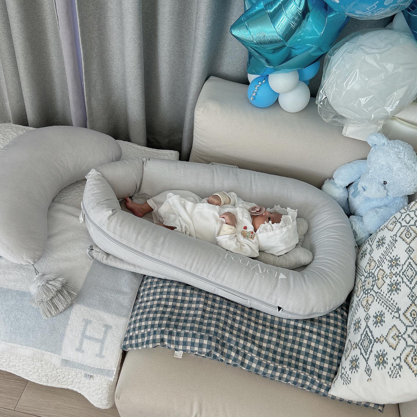 DockATot DockATot Deluxe ホワイト ベビーベッド ケース付き Deluxe+