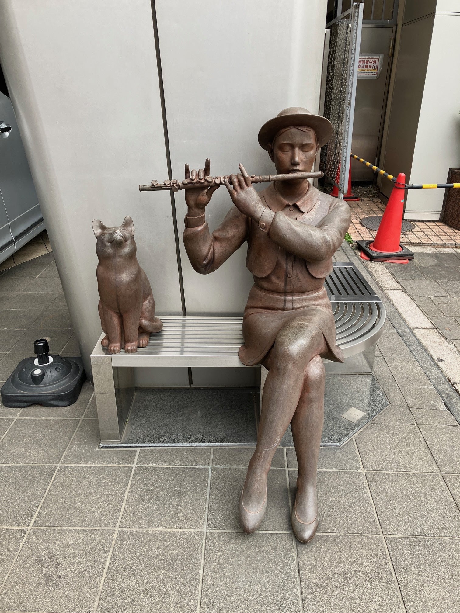 フルートを吹く少女像 | 圏外の日乘