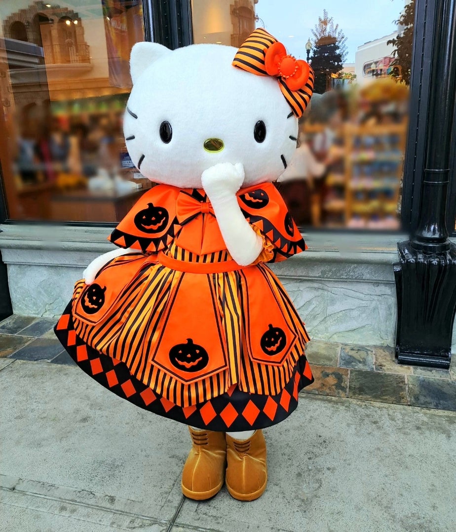 新コスチューム(ハロウィーン)のキティさんに会えた！ | まっちゃんの