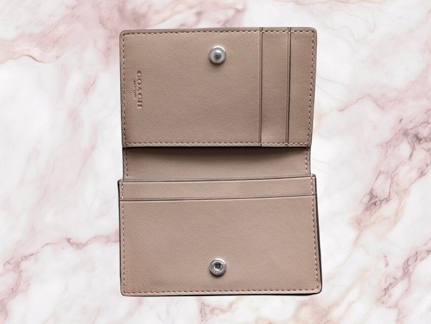 ビジネス】ブランド×実用性｜COACH エッセンシャル ビジネスカード