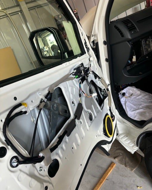 ハイエースフロントドア イージークロージャー取り付け | RIP STAFF BLOG