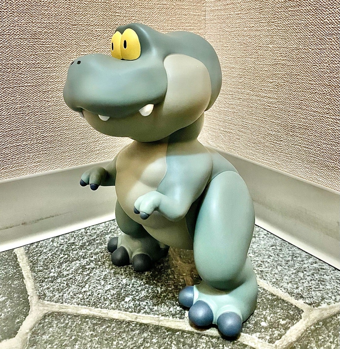 かわいい恐竜 タイニーレックス MONKEY CRAB製ソフビを前に転ばせない