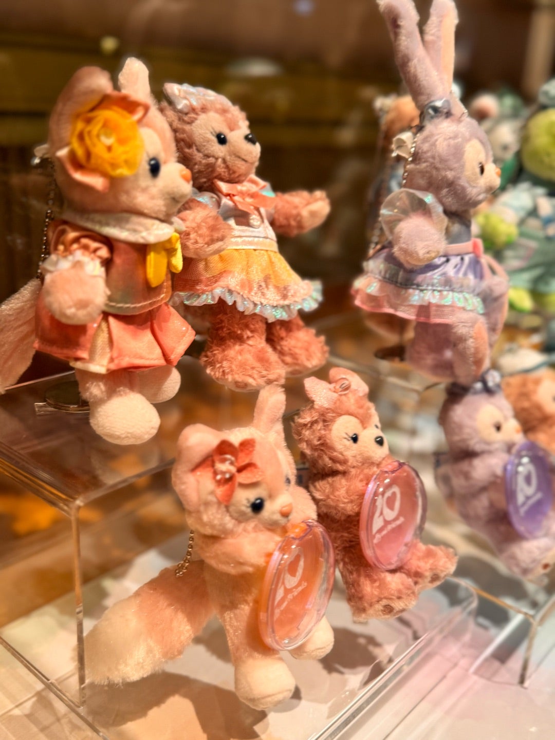 ダッフィー&フレンズ20周年」…ぬいぐるみバッジはサンプル展示