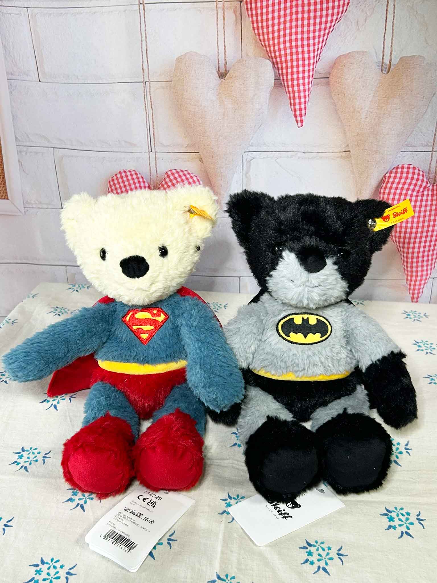 シュタイフクラブギフト2025にスーパーマンテディベアとバットマンベア