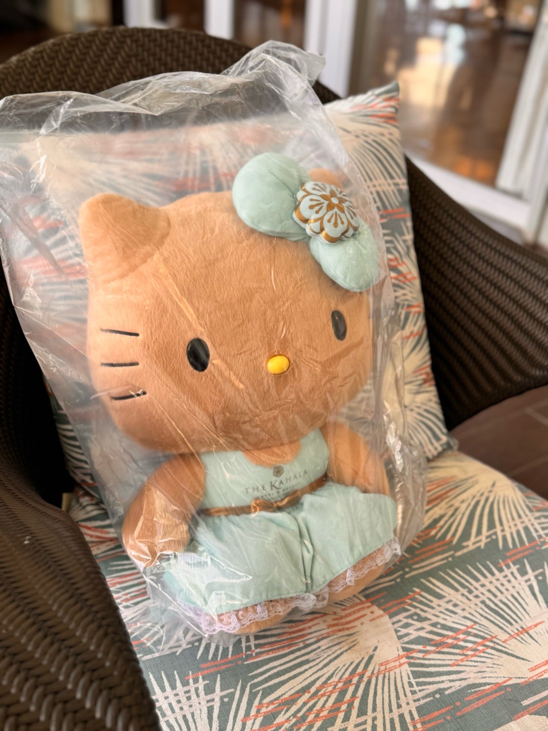 ザ・カハラホテル×ハローキティ…日焼けしたキティちゃんのぬいぐるみ