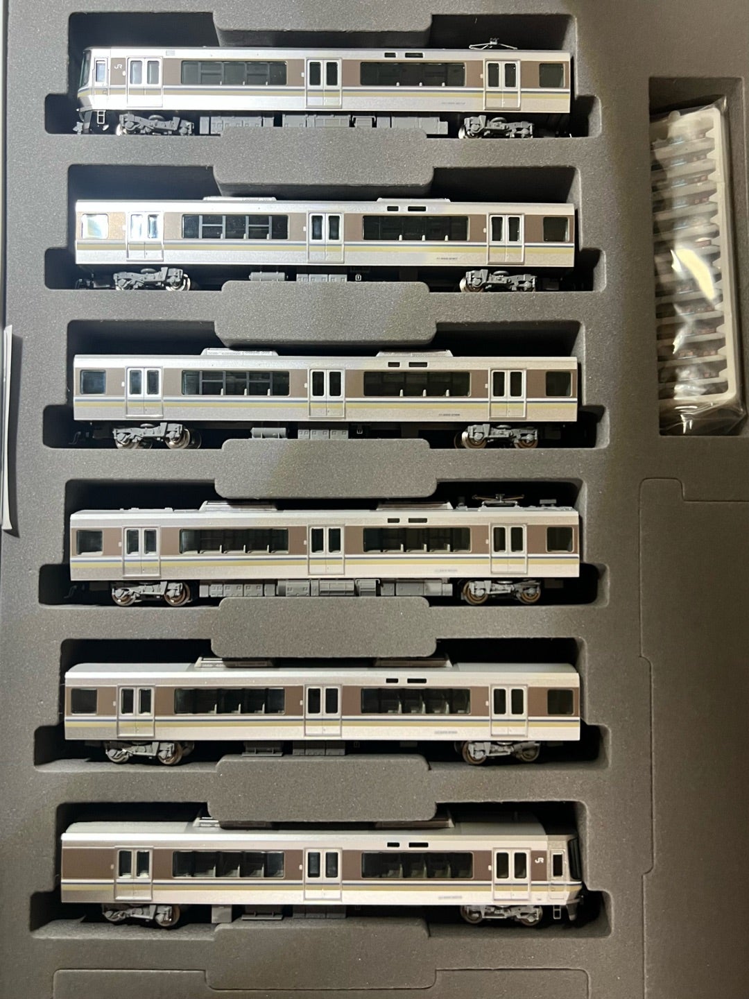 TOMIX 98479 “JR 223-2000系近郊電車（6両編成）セット”入線。〜その1