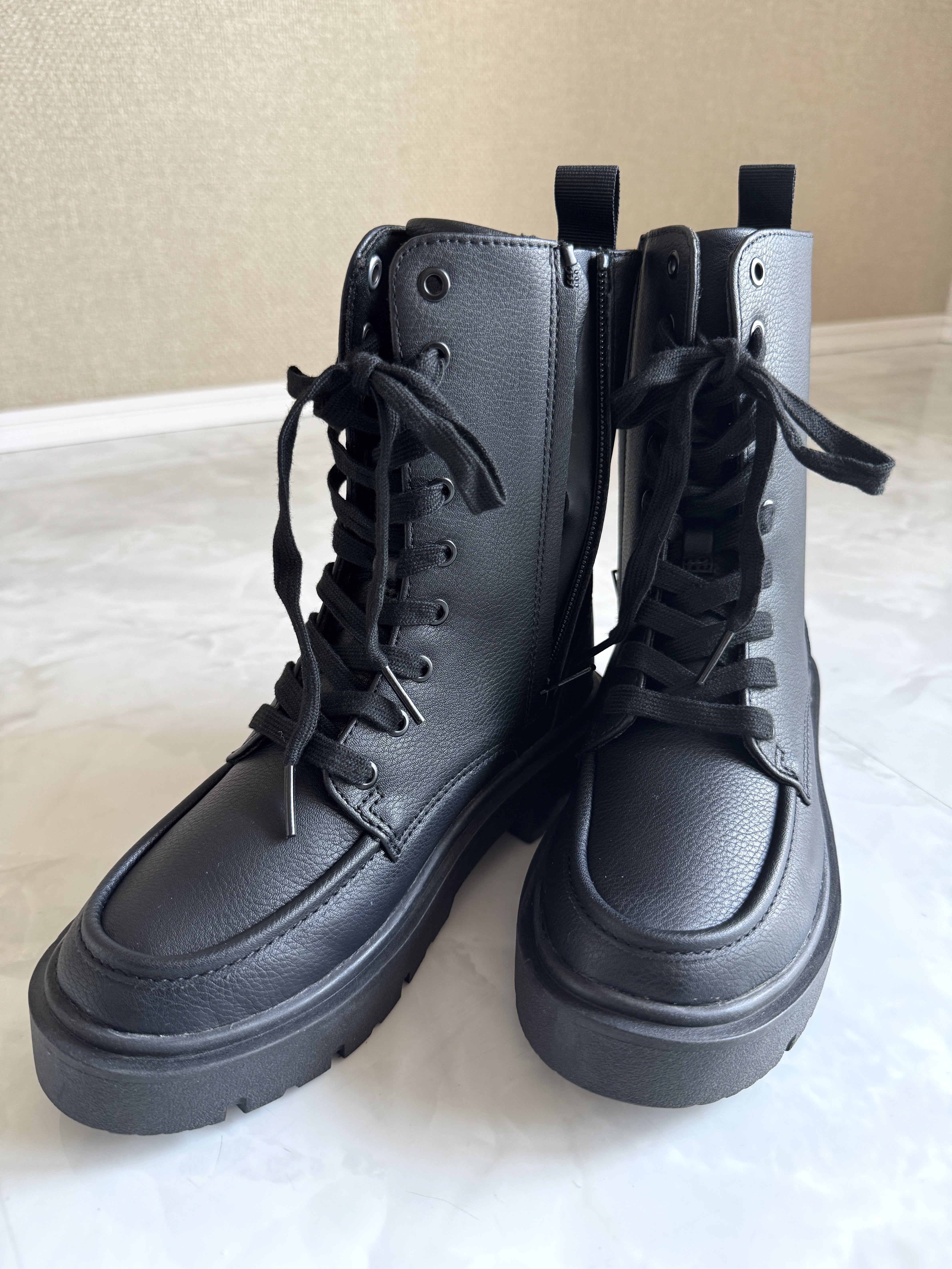 速報】40代におすすめ！ユニクロCレースアップブーツで魅せる大人