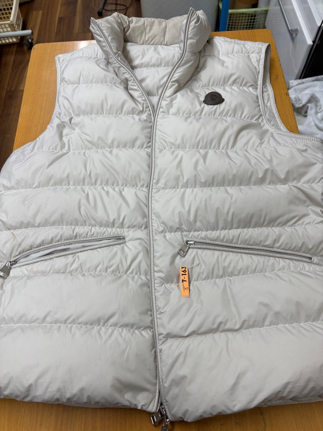 モンクレールダウンベスト、襟周り汚れてます！ | クリーニング・シミ