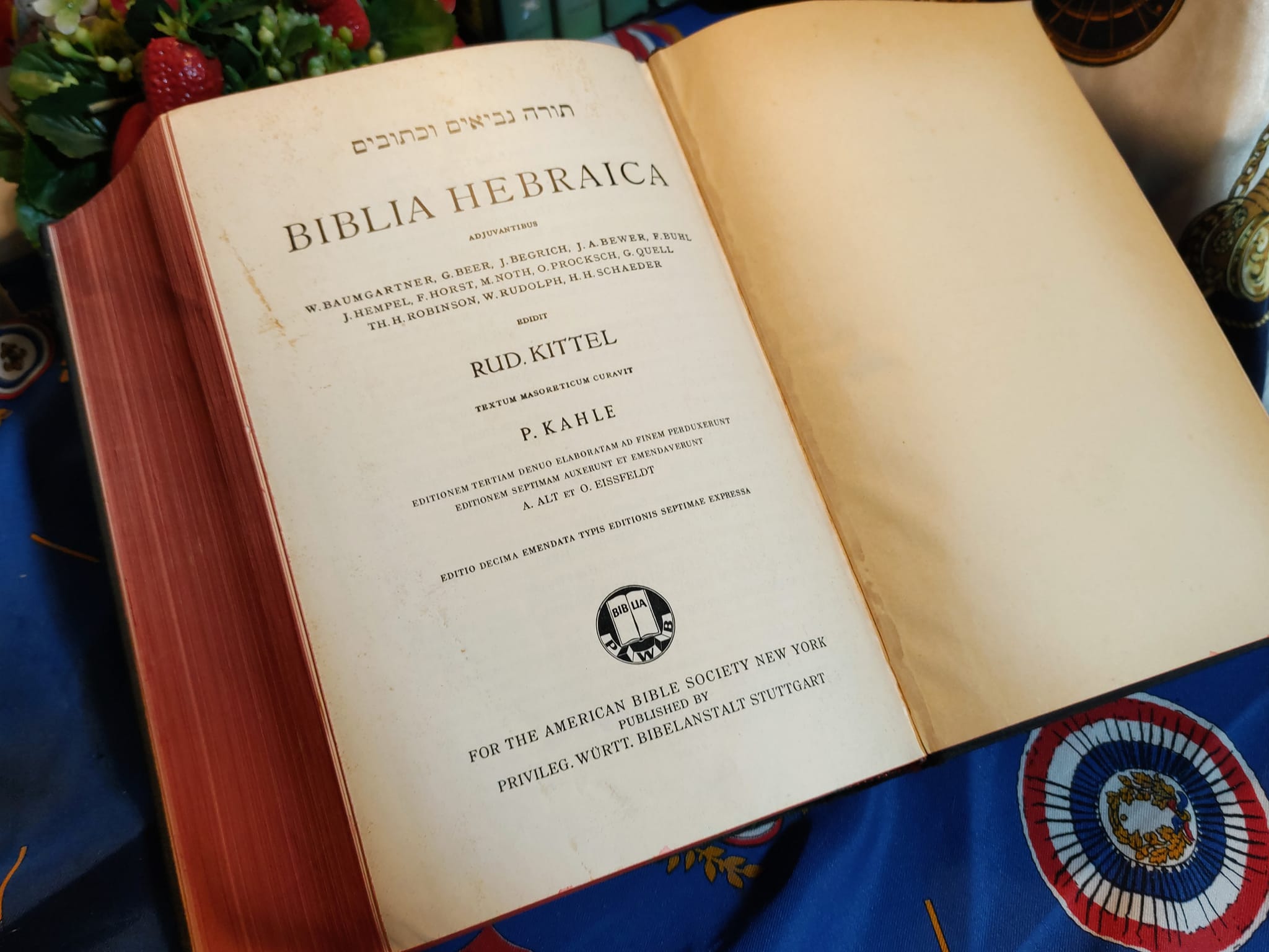 ホテルの図書室からヘブライ語旧約聖書『BIBLIA HEBRAICA』を買いまし