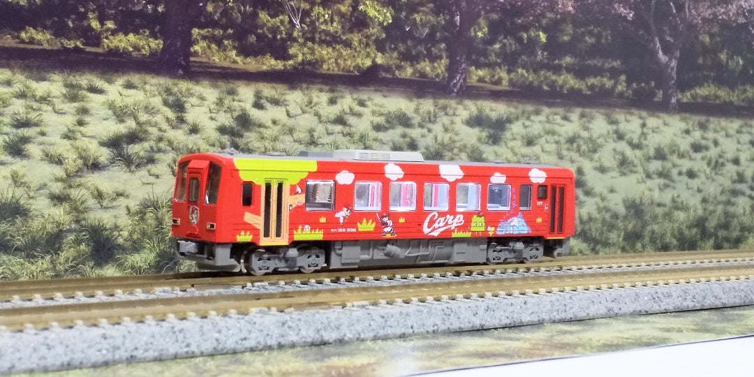 TOMIX 特別企画品 JRキハ120 300形(芸備線・広島カープ)入線‼️ (品番