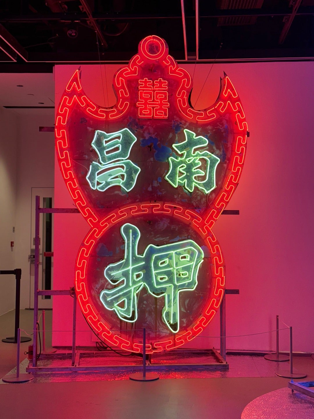香港雑貨も豊富！実物の香港ネオン看板が並ぶ深水埗の「Luminous Neon