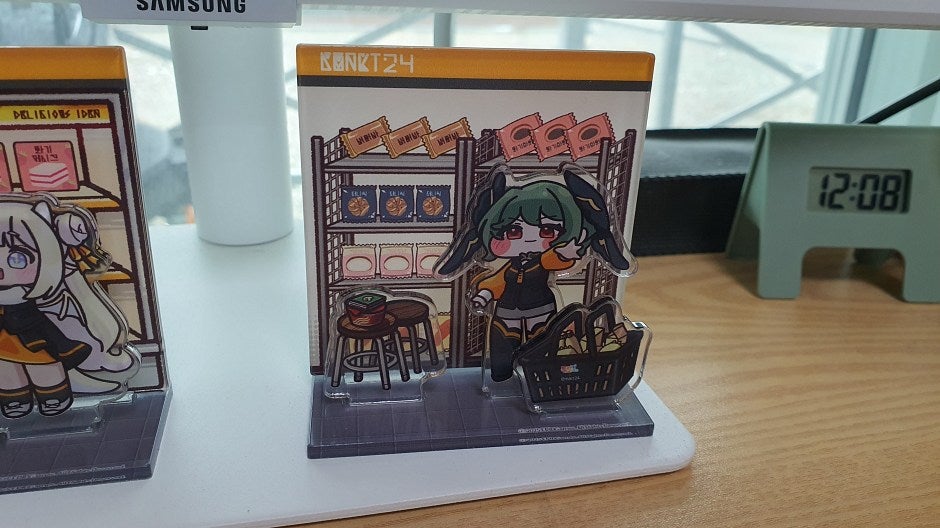 トリッカル X イーマート24 コラボ商品でデスクインテリアしてみたら