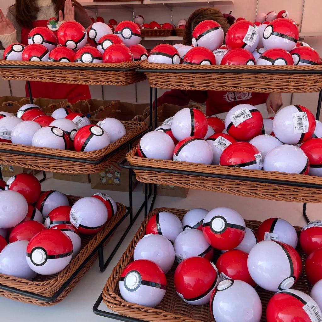 朝から晩まで行列！大人買いしたモンスターボールピンバッジ | よこみ