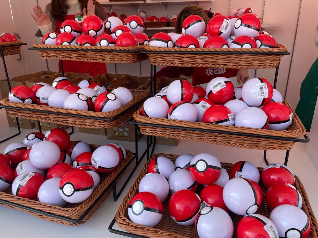 朝から晩まで行列！大人買いしたモンスターボールピンバッジ | よこみ