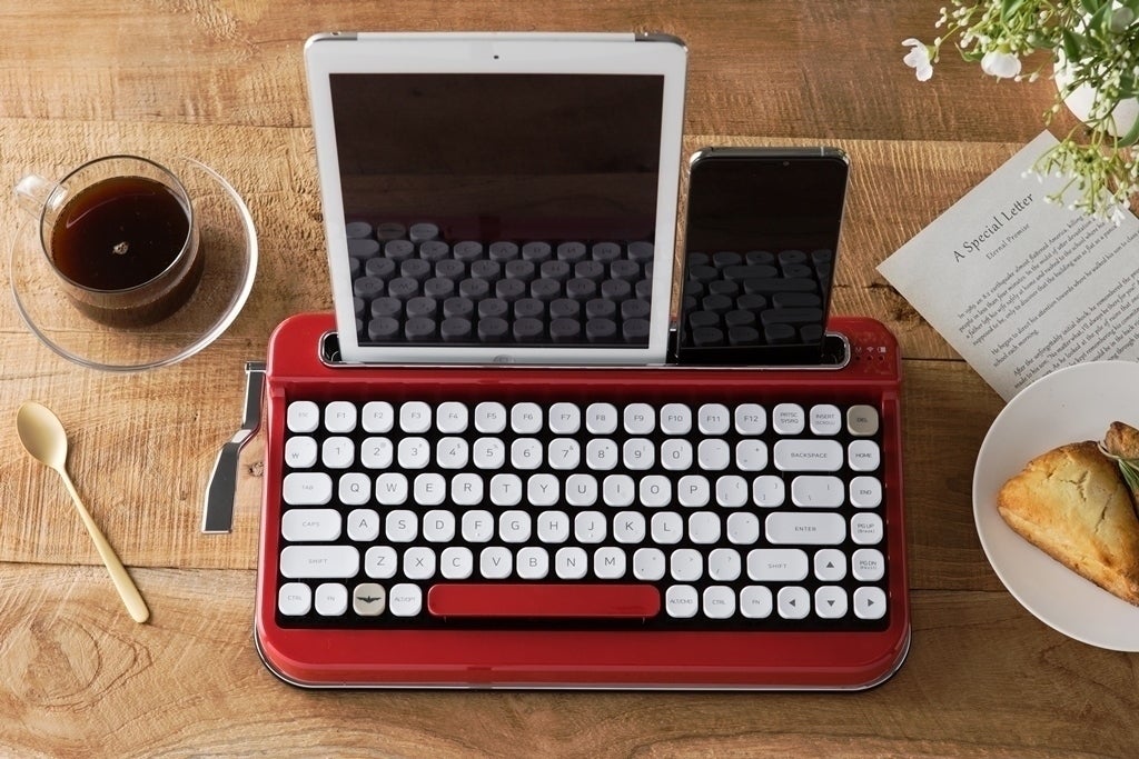レトロなのにデジタル。タイプライター風ワイヤレスキーボード「PENNA