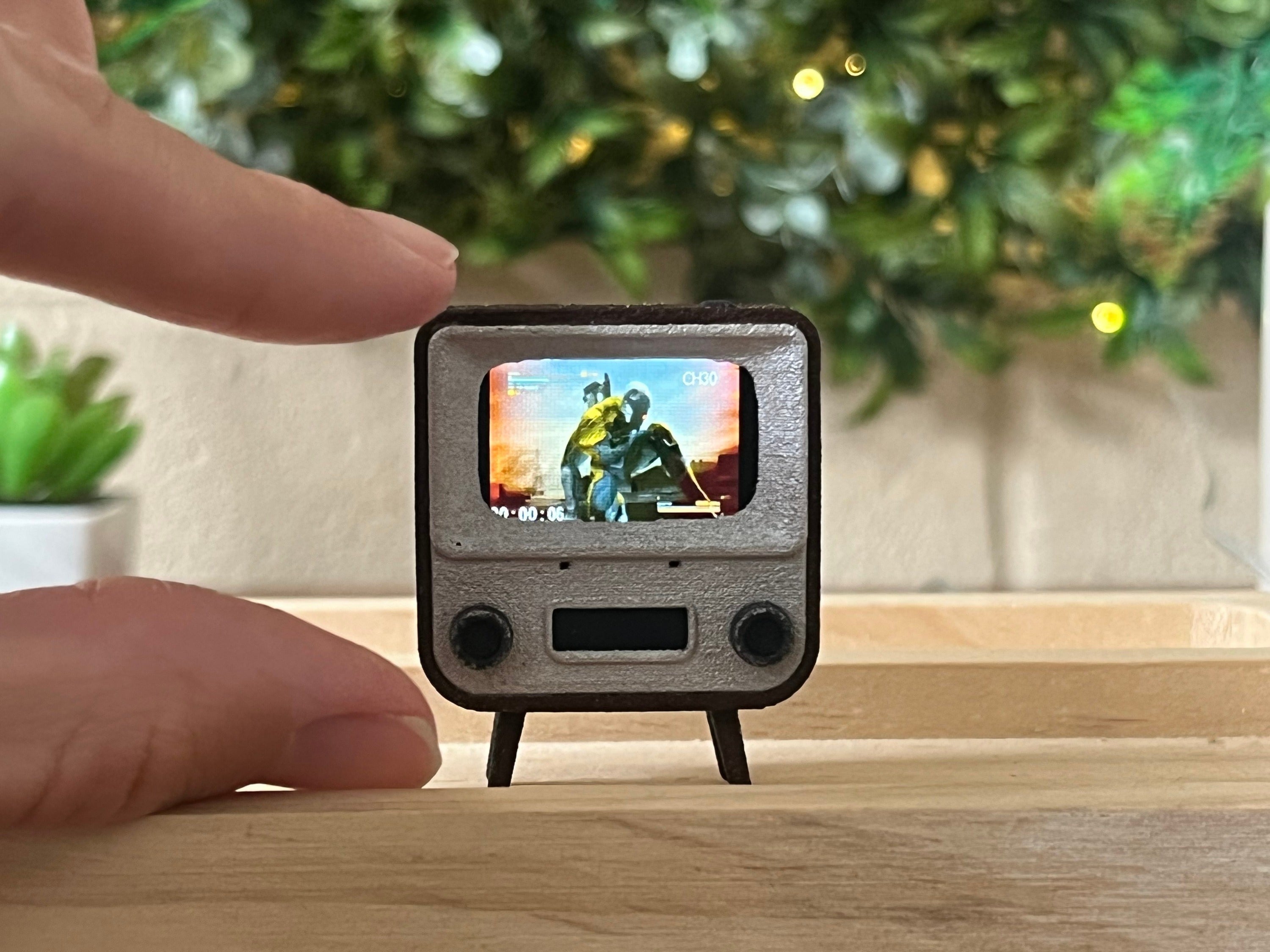 指先サイズなのにちゃんと映る！ ミニチュアテレビ「TinyTV 2/Mini