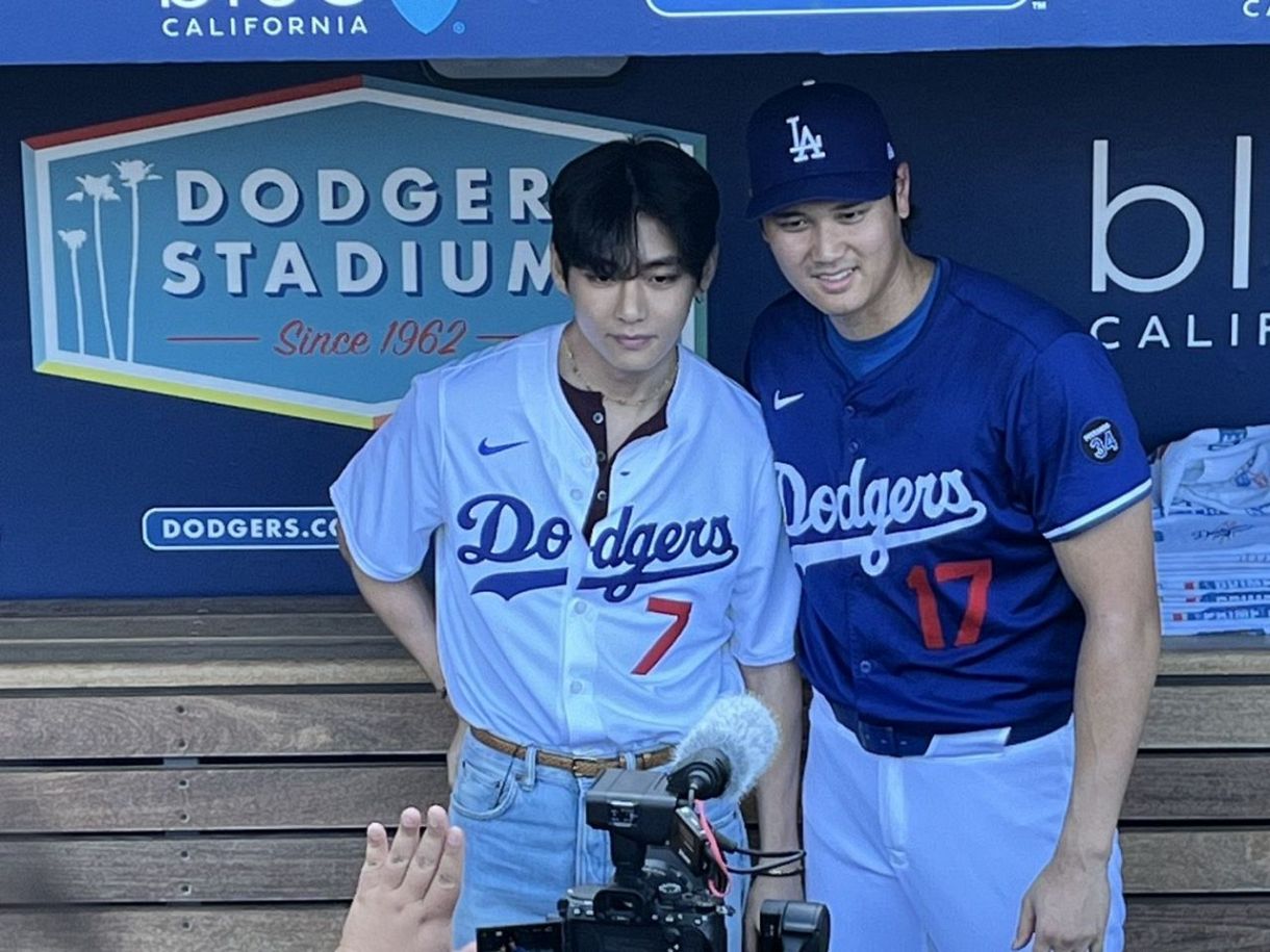 テテの背番号＂7＂なの嬉しすぎる」ドジャース戦始球式に登場したBTS