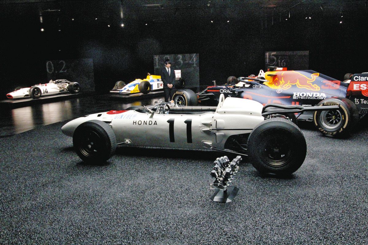 F1日本グランプリ開幕！桜舞い散る中、マシン爆音 角田裕毅選手の