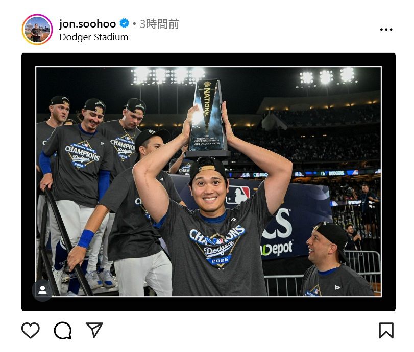 ◇トロフィーを掲げる大谷翔平、その腕には…【写真】：中日スポーツ