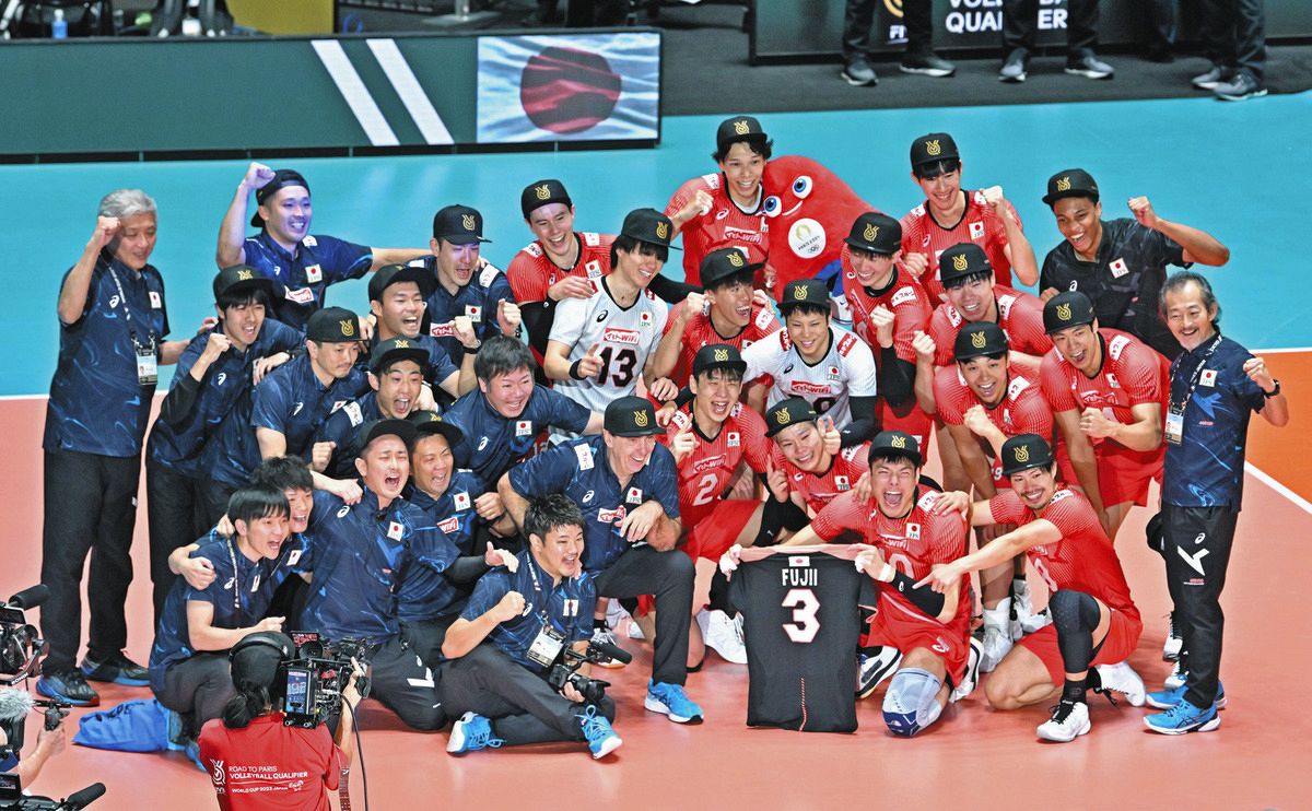 ◇藤井直伸さんのユニフォームとともに記念撮影するバレーボール男子の