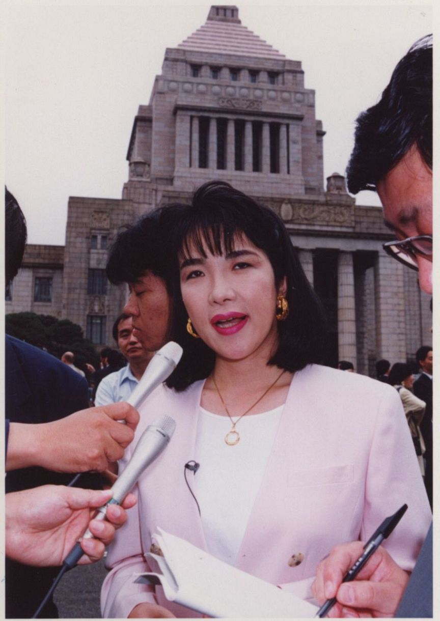 ◇初々しいピンクスーツ、初登院の高市早苗議員【写真】：中日スポーツ