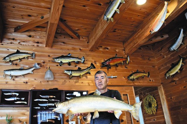 まさに水のない水族館 大物渓流師 中津川の矢野さん宅訪問：中日