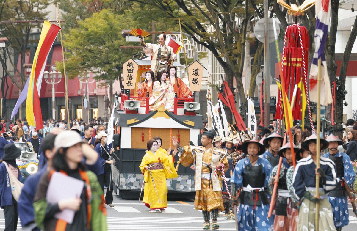 名古屋まつり」開幕、英傑行列に30万人 19日は「豊臣兄弟！」仲野太賀