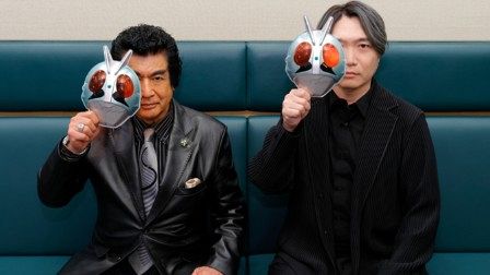 ◇ライダー“マスク”片手に眼光鋭い藤岡弘、【写真】：中日スポーツ