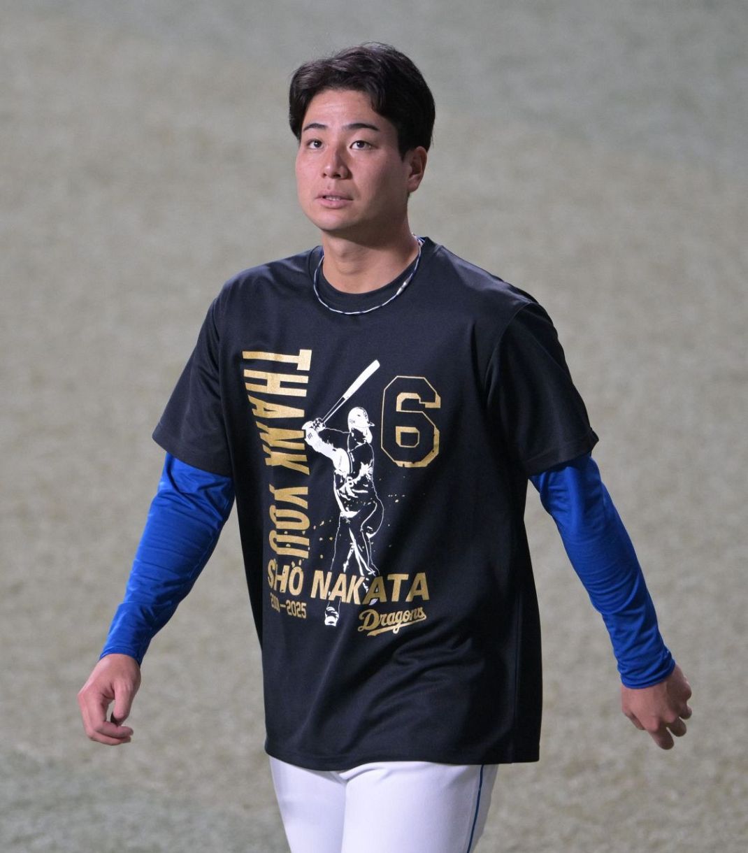 中日】「THANK YOU」「SHO NAKATA」中田翔引退Tシャツを着用し本人を