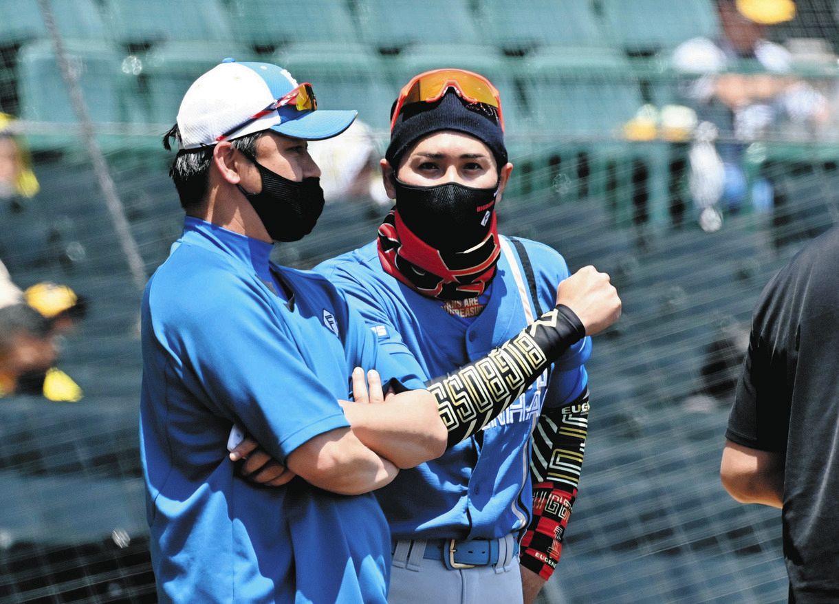 日本ハム】新庄剛志監督、古巣のファンに再び一礼、リストバンドを