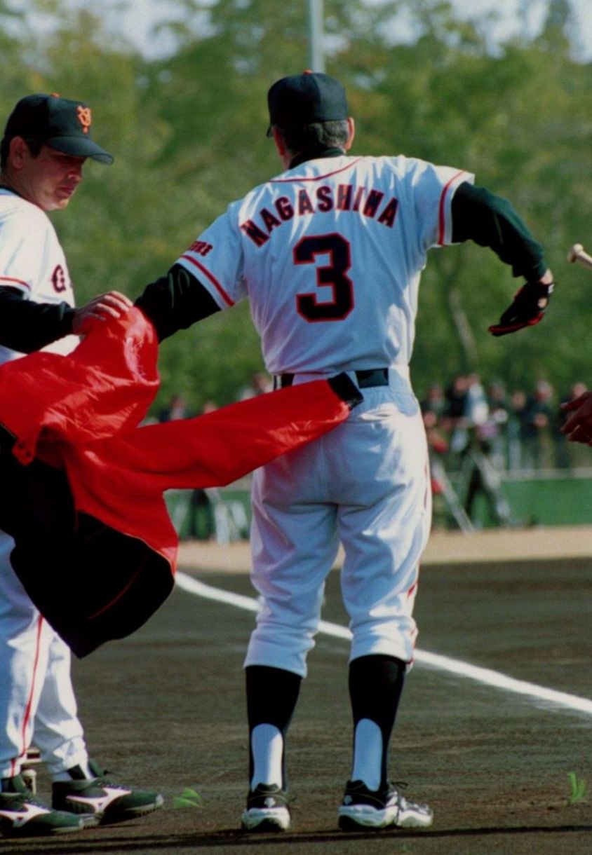 ◇長嶋茂雄監督、26年ぶり栄光の背番号「3」を披露【写真】：中日