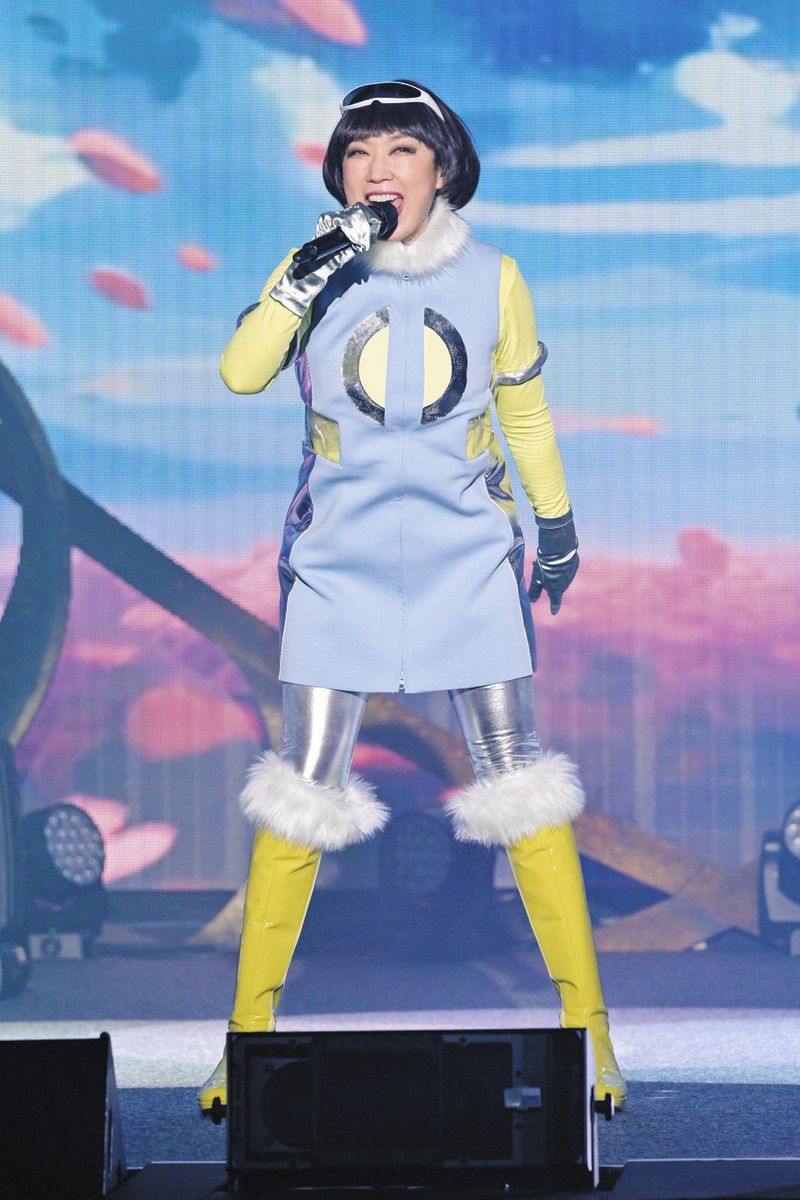 ユーミン有言実行『古希でもミニ』 恒例苗場ライブで『SF映画風