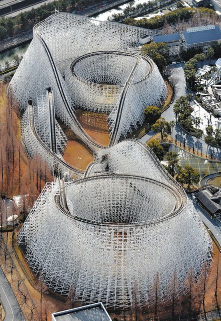 絶叫マシンの聖地・ナガシマスパーランドにそびえたホワイトサイクロン