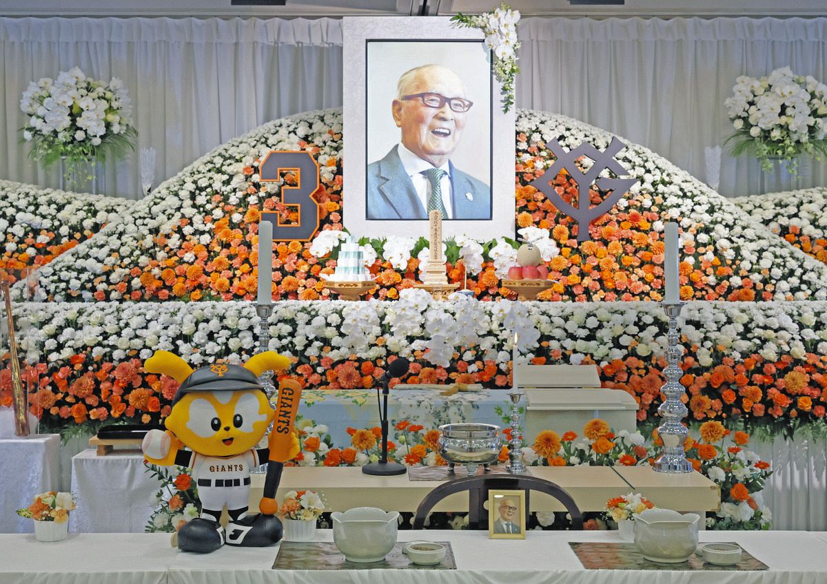 喪主・三奈さん、「長嶋茂雄の誇りが詰まっております」オレンジの花で