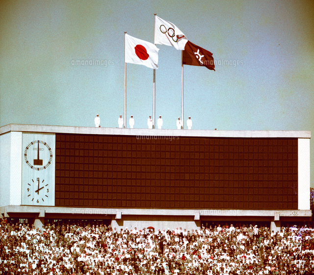 東京五輪開会式、日の丸、オリンピック旗、東京都旗＝国立競技場