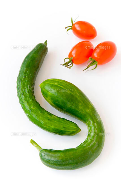 まがったキュウリとプチトマト[10154000569]の写真・イラスト素材