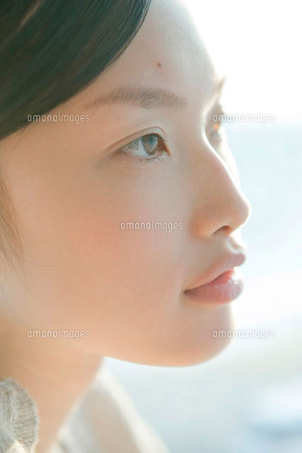 20代女性の横顔アップ[10161001334]の写真・イラスト素材｜アマナ