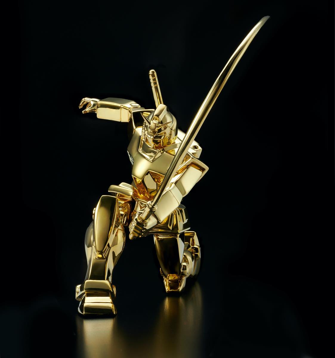 百式じゃないよ！見た目も価格もインパクト大な純金製のガンダム
