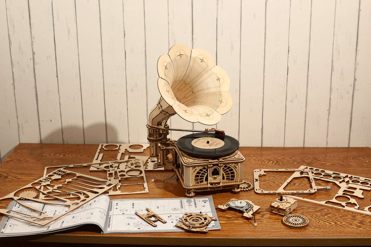 組み立ても完成後も楽しめる！レコードを自動再生できる蓄音機の木製